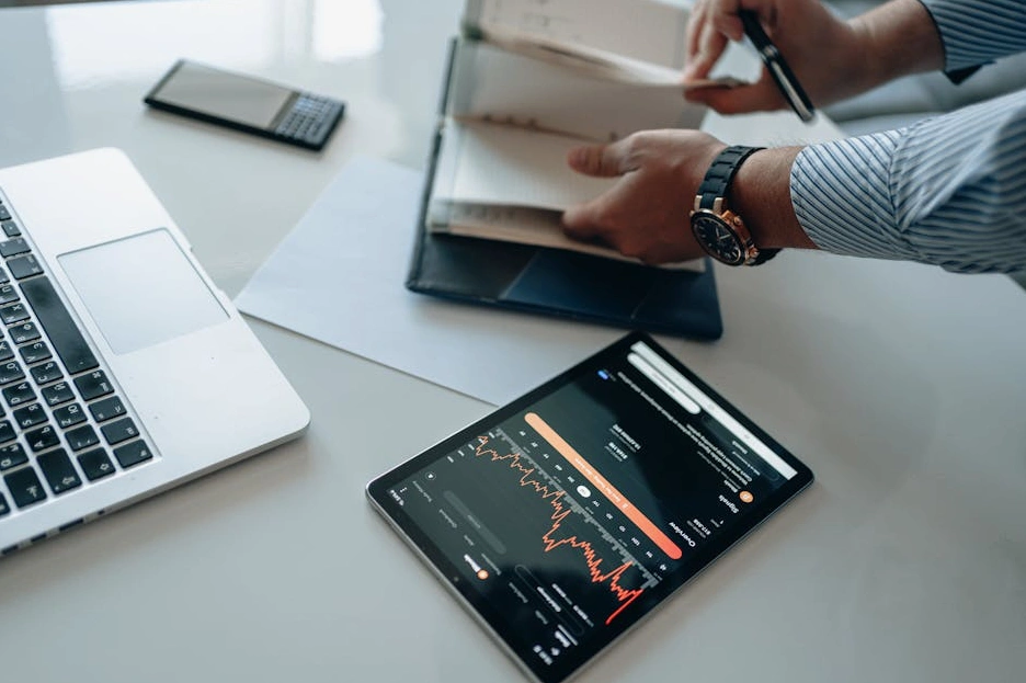 Analityk danych pracujący nad optymalizacją kampanii.