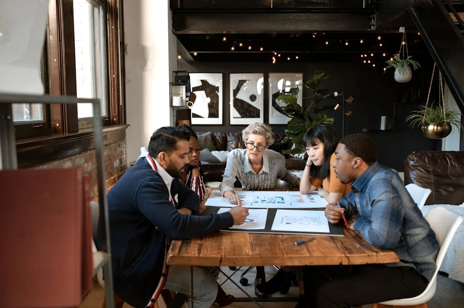 Spotkanie strategiczne zespołu marketingowego.